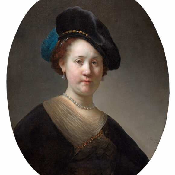 Mujer joven con gorra negra…